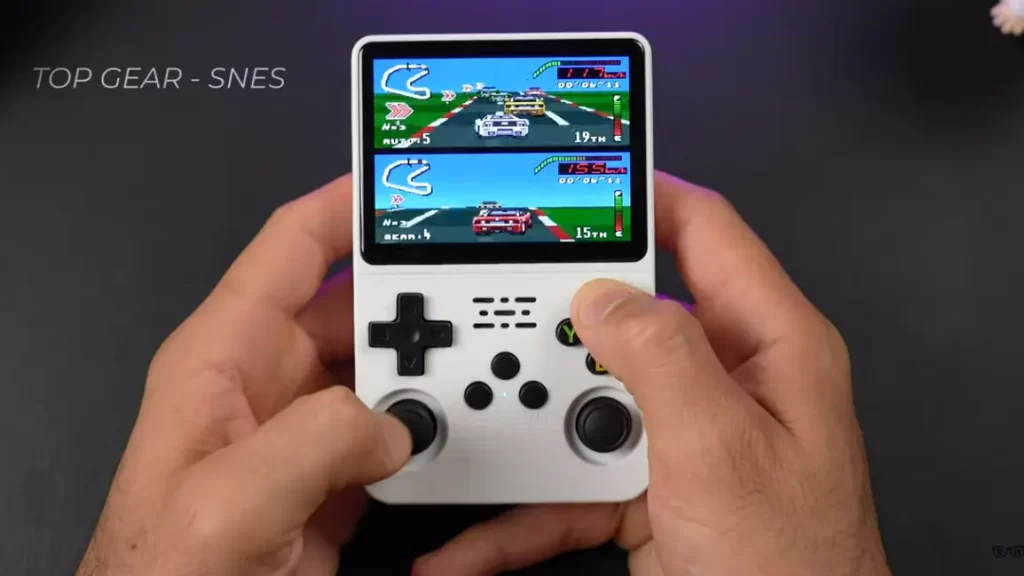 Imagem mostra duas mãos segurando um console portátil e rodando jogo top gear snes